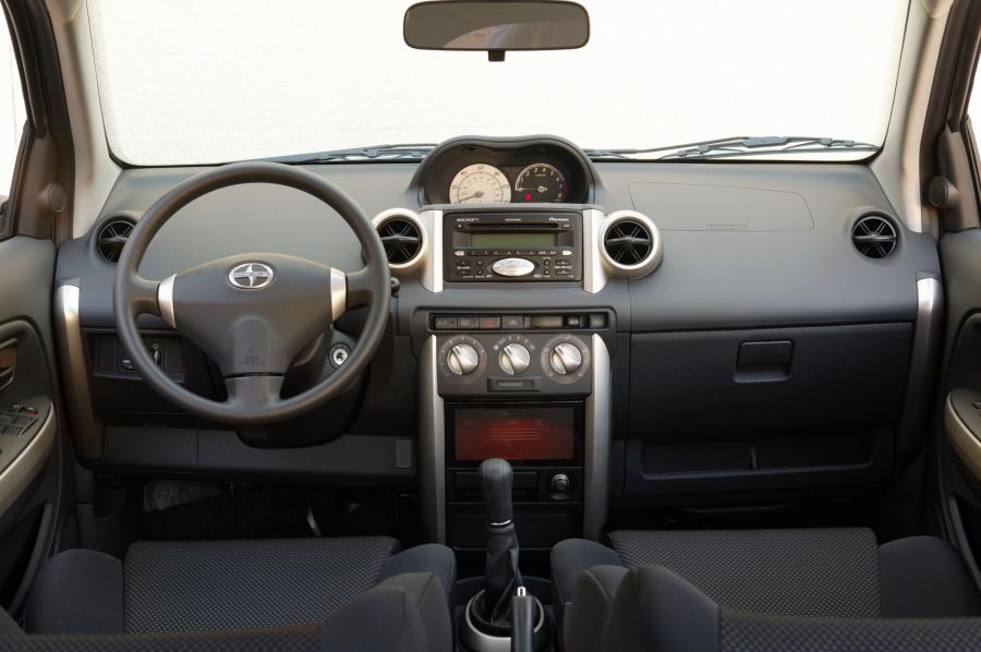 Торпедо Scion xA 2003 года  (фото 8 из 25)